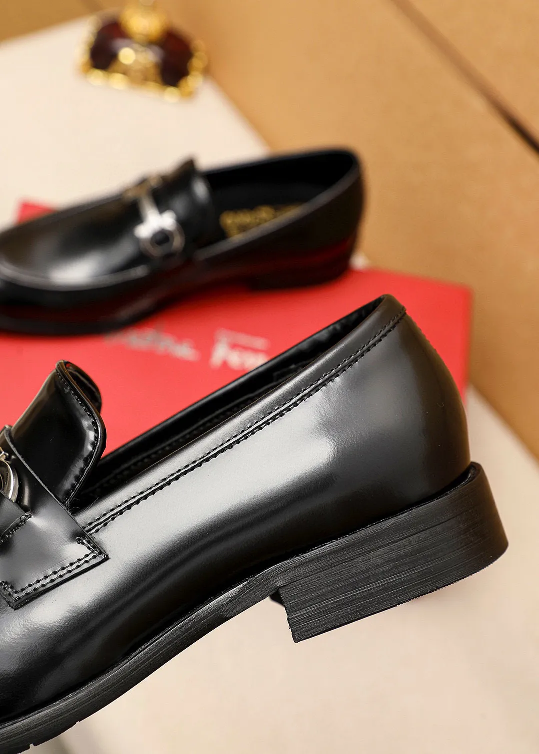 Men's shoes 💰460 💐 Product trademark: Ferragamo "Ferragamo" casual leather shoes Regular size: 39-44 (38.45.46🉑️Customized) Product materials: Selected imported open-edge beaded cowhide leather upper + classic hardware buckle, imported water-dyed cowhide leather lining. Strong three-dimensional visual effect, combined outsole Color: 2⃣️colors available